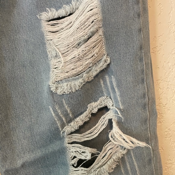 High Rise distressed Jeans - Picture 3 of 3